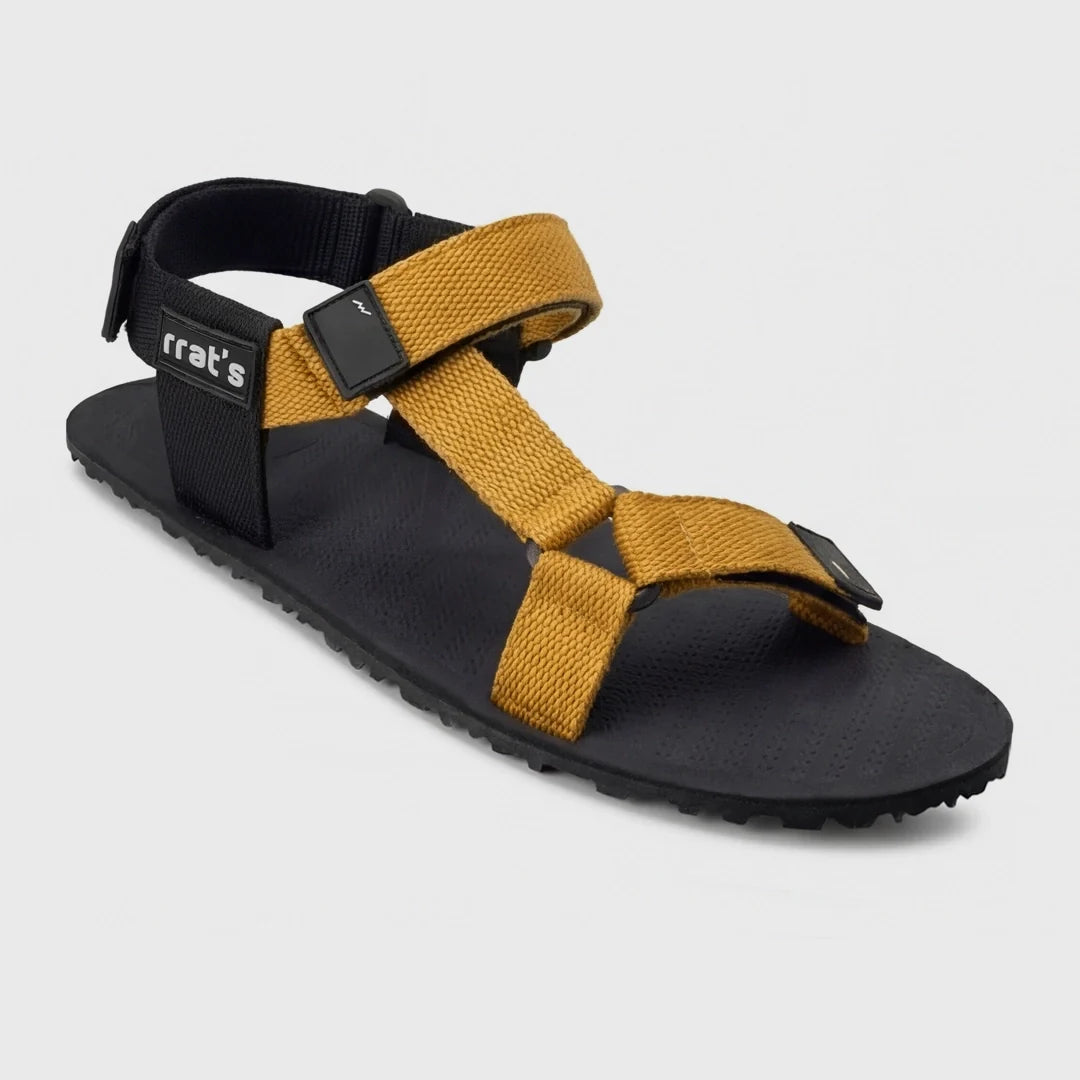 Sandàlies barefoot RRAT’s T-Minimal amb sola Vibram flexible i ajust regulable al peu. Vista a 45 graus.