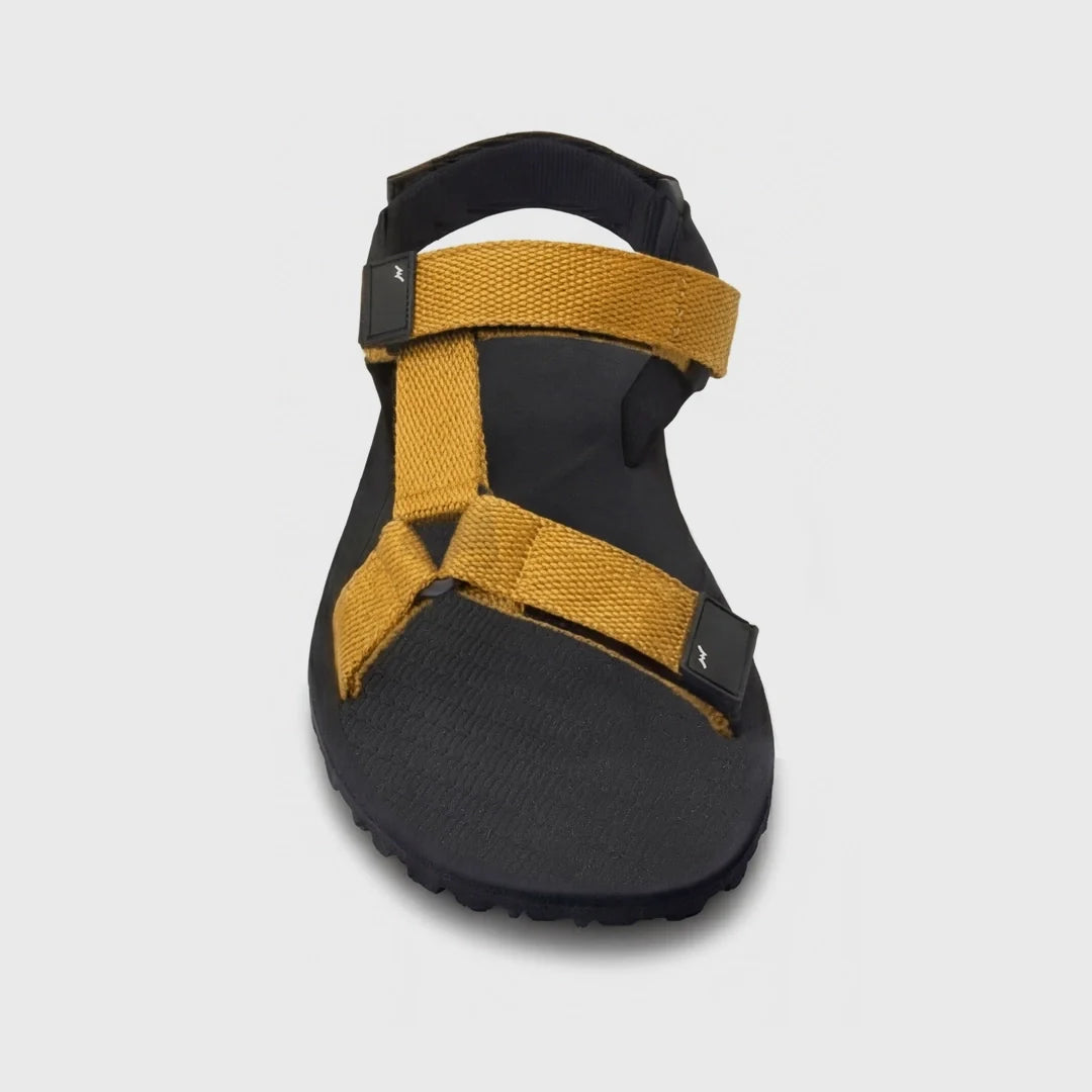 Sandàlies barefoot RRAT’s T-Minimal amb sola Vibram flexible i ajust regulable al peu. Vista frontal.
