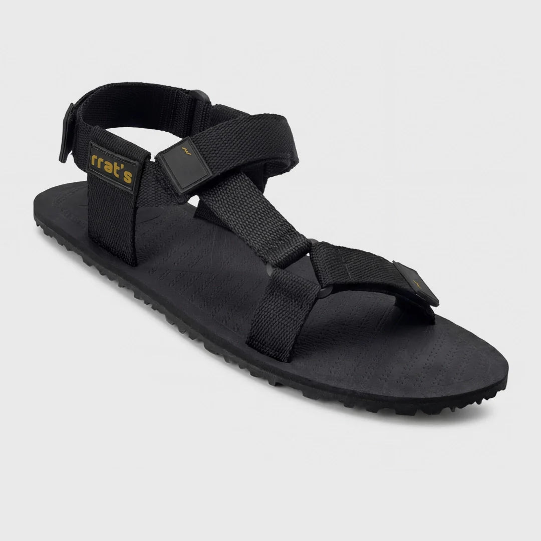 Sandàlies barefoot RRAT’s T-Minimal amb sola Vibram flexible i ajust regulable al peu. Vista a 45 graus.
