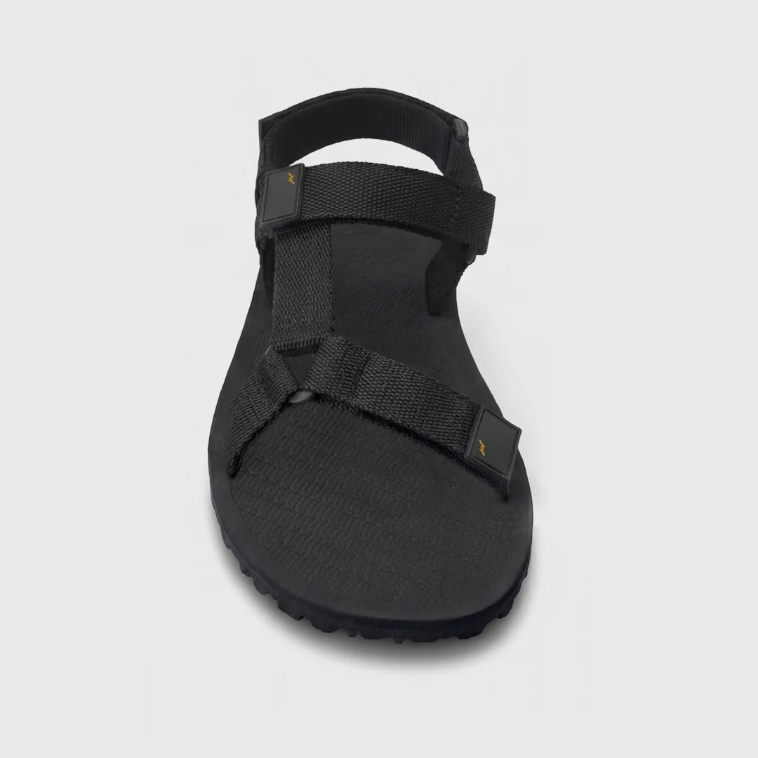 Sandàlies barefoot RRAT’s T-Minimal amb sola Vibram flexible i ajust regulable al peu. Vista frontal.