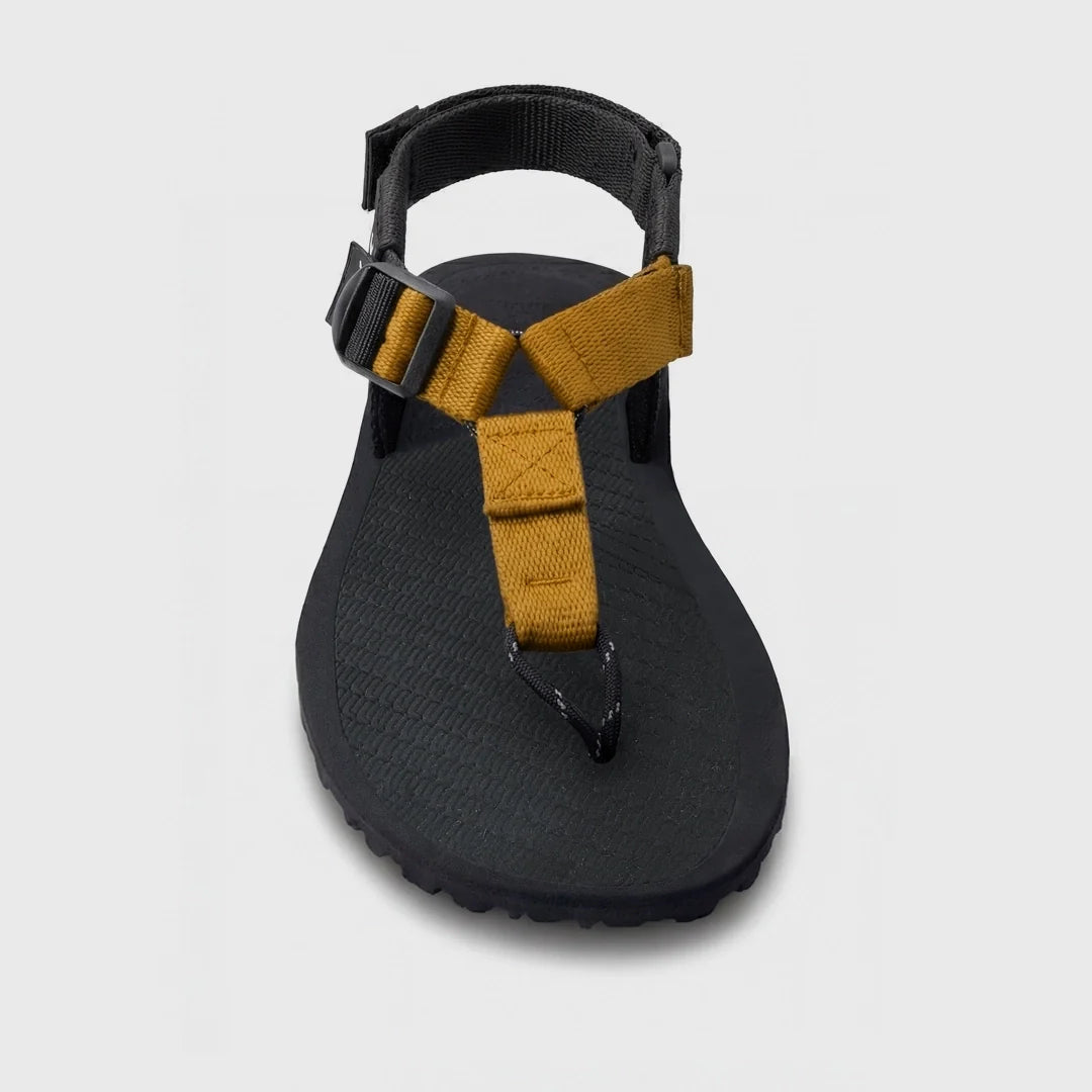 Sandàlies barefoot RRAT’s Y-Minimal mostassa amb sola Vibram flexible i disseny minimalista. Vista frontal.
