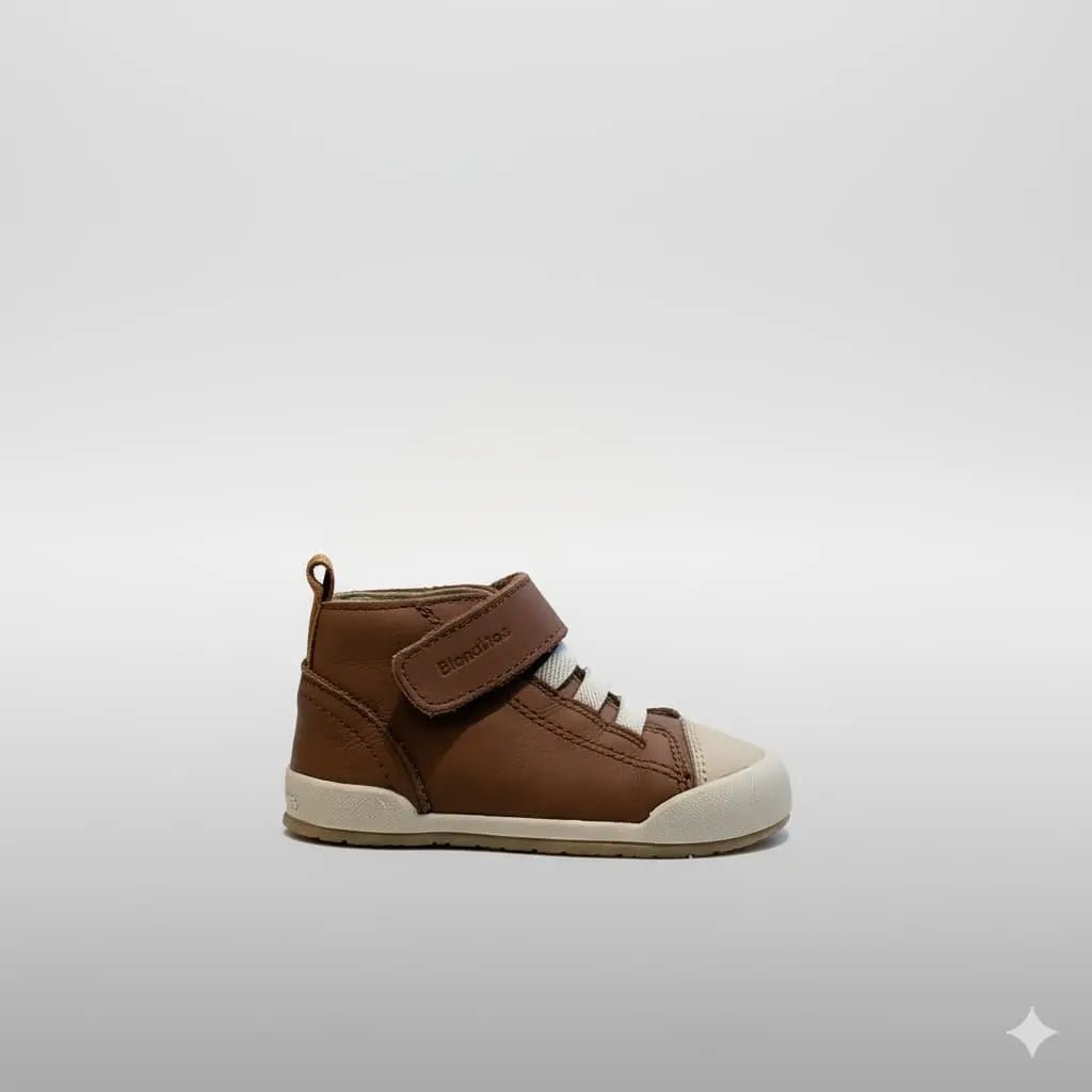 Blanditos Boston marró, sabata barefoot infantil per a primers passos amb velcro i sola flexible zero drop.