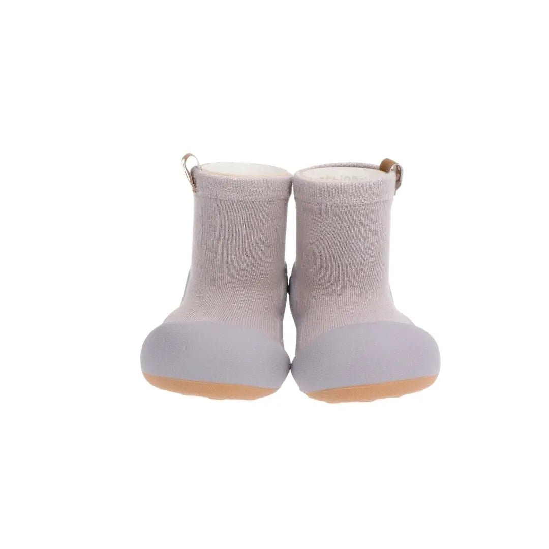 Attipas Label Grey per a nadons amb sola flexible antilliscant, puntera ampla i cotó transpirable per als primers passos.