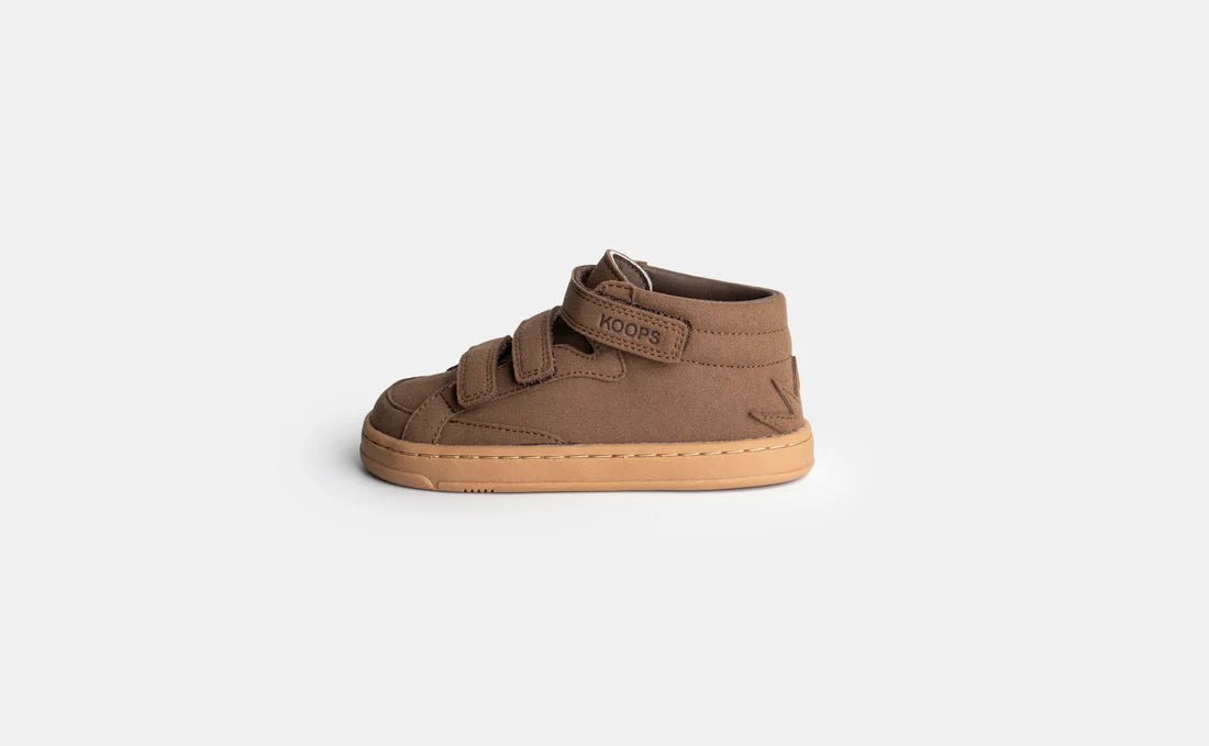 Koops Mat Marrón, sabata respectuosa infantil marró amb doble velcro i sola flexible zero drop.
