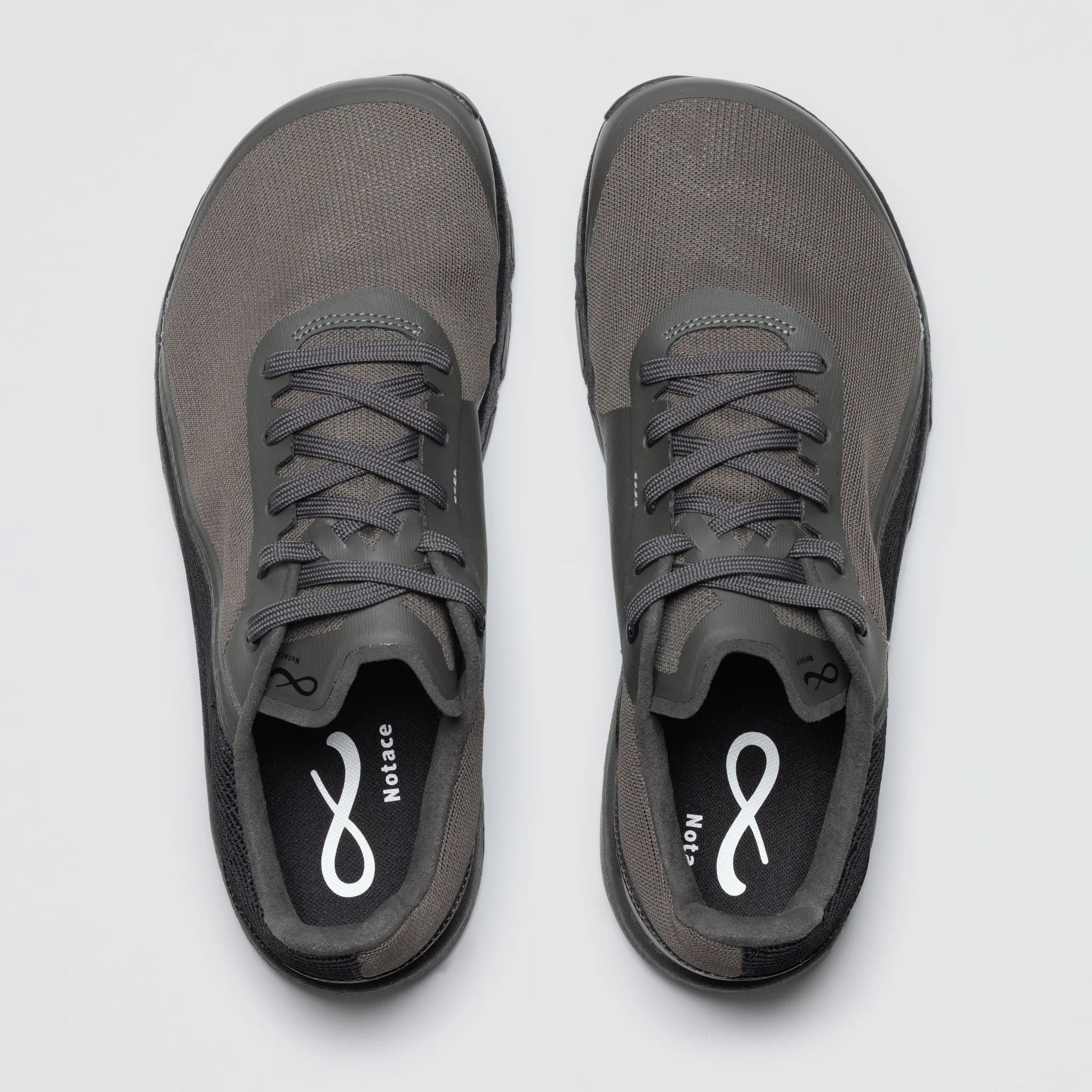 Notace Yama T1 W de trail barefoot amb caixa ampla, sola amb tacs i disseny zero drop.