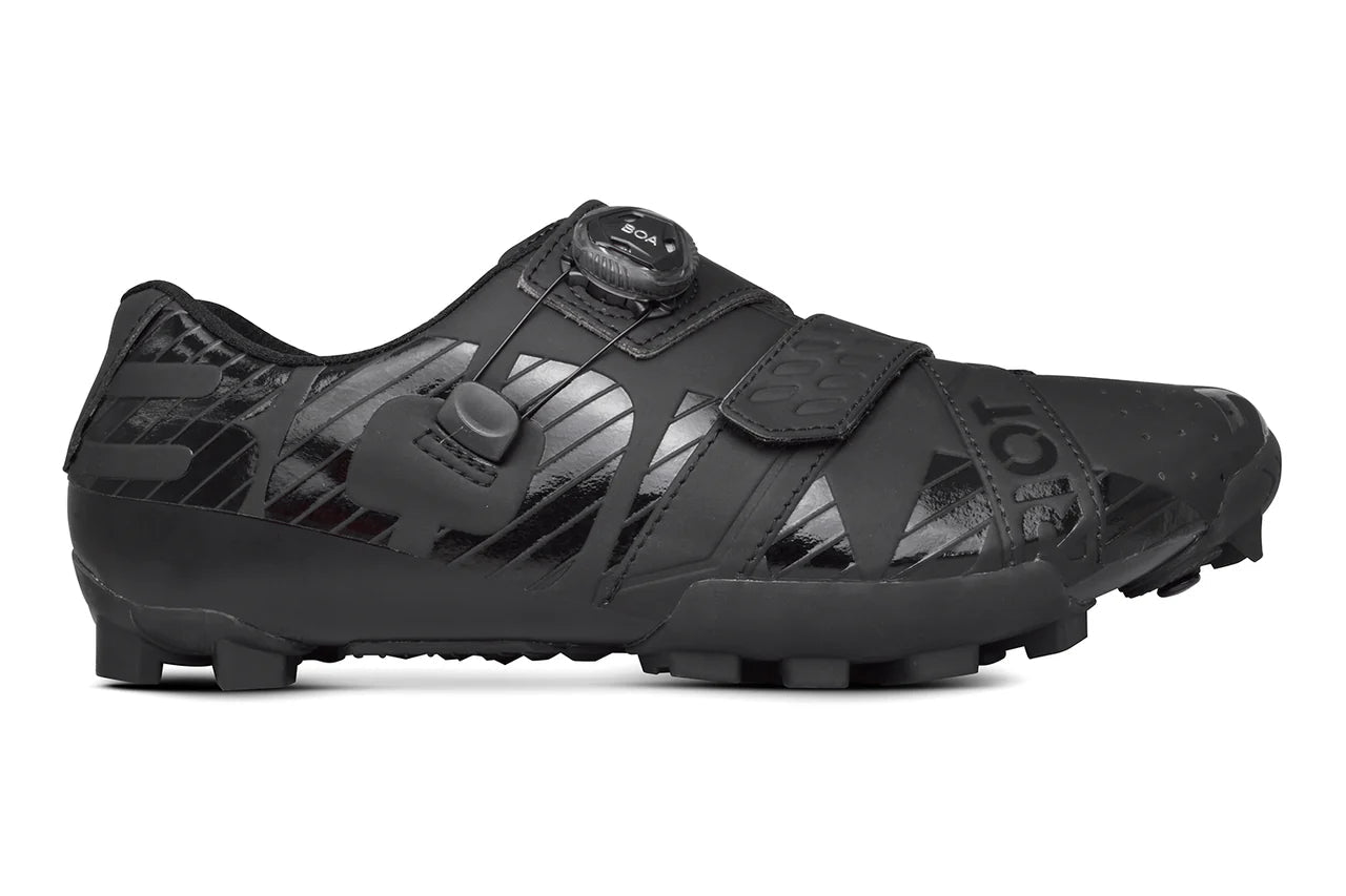 Bont Riot MTB+ BOA negra amb carboni compost, ajust BOA i sola amb tacs per MTB i gravel.