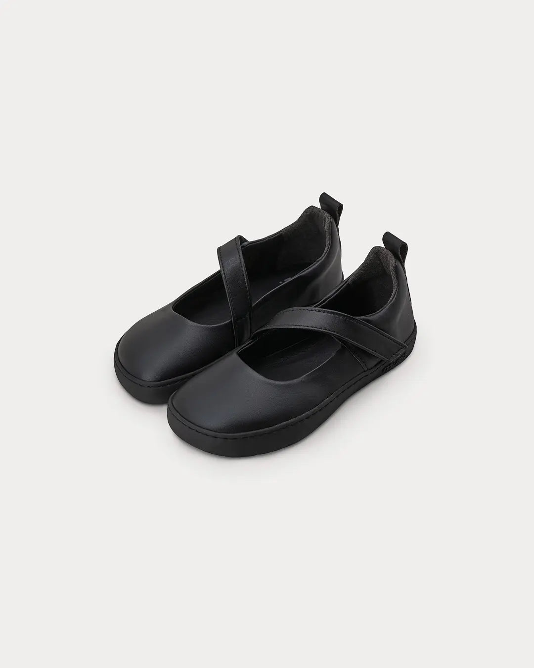 Muris Sienna Junior, ballarina barefoot infantil negra amb velcro, puntera ampla i sola flexible per al moviment natural del peu.