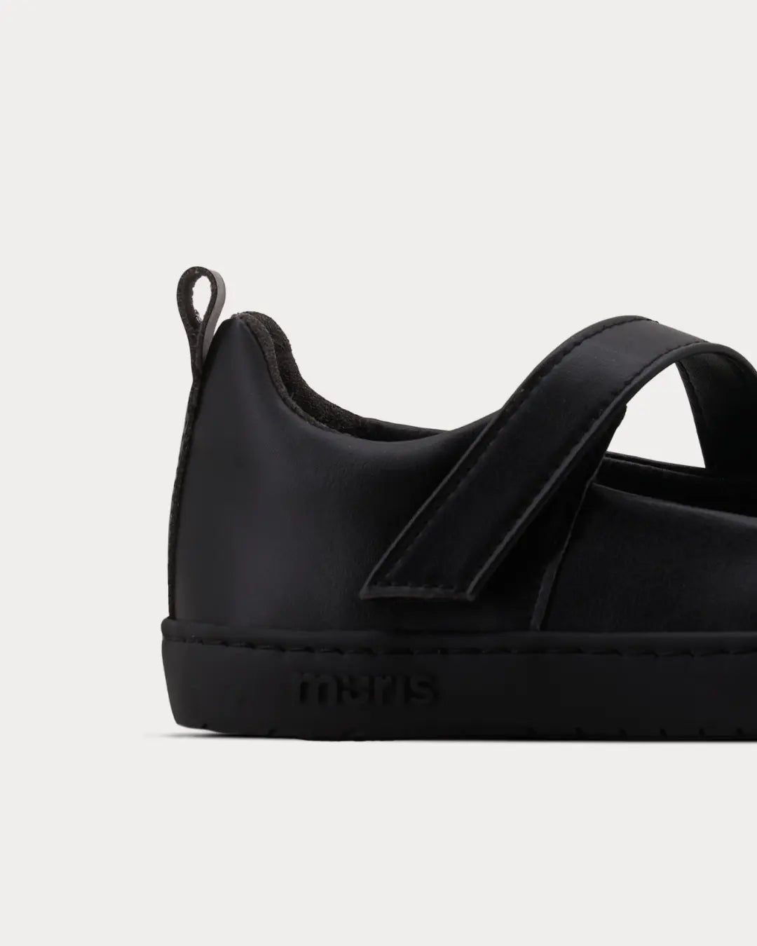 Muris Sienna Junior, ballarina barefoot infantil negra amb velcro, puntera ampla i sola flexible per al moviment natural del peu.