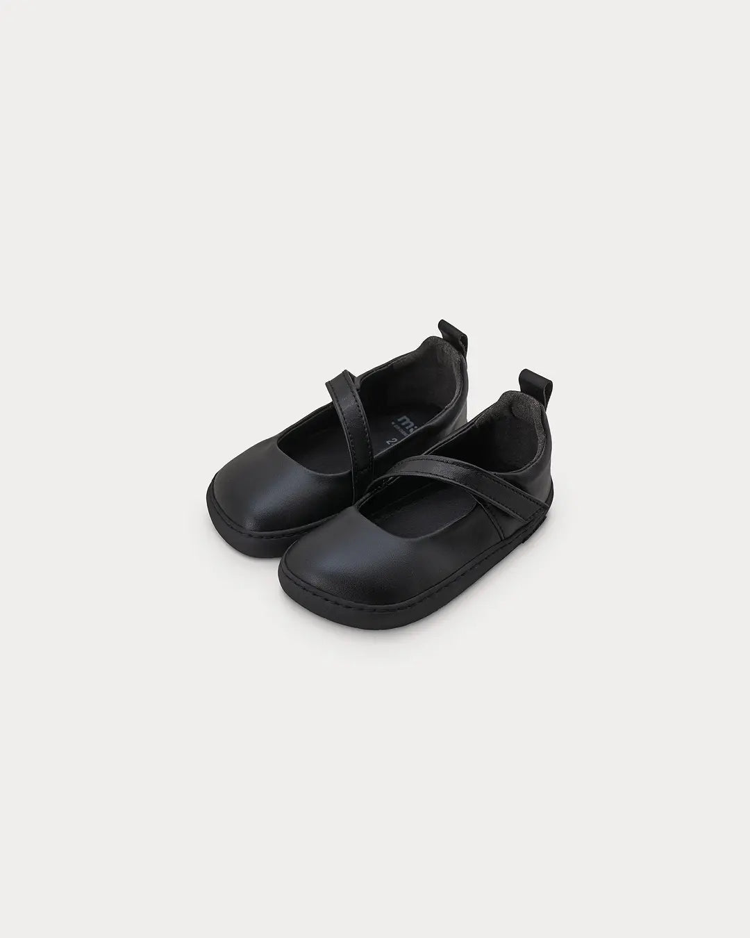 Muris Sienna Mini negra, ballarina barefoot infantil amb velcro, puntera ampla i sola flexible per afavorir el moviment natural del peu.