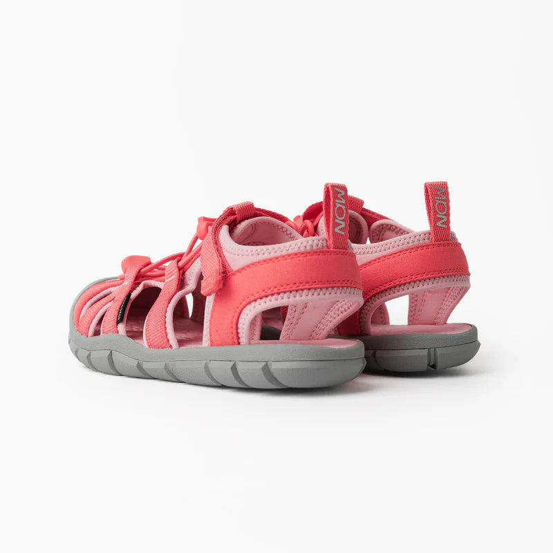 Part posterior de la sandàlia barefoot infantil Naw Lur Sandal Coral amb suport suau al taló.