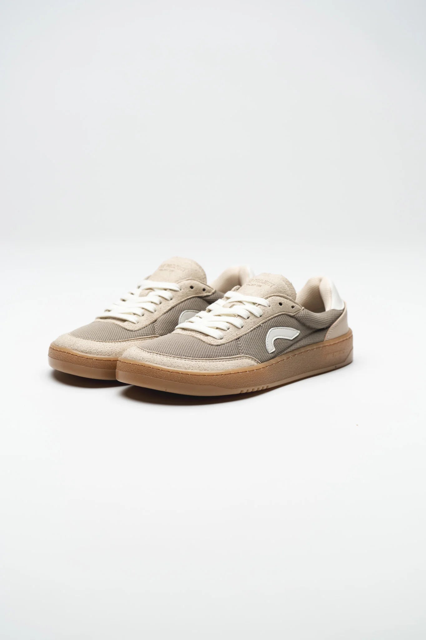 Ohne Project 060 Sneaker Taupe, sabata barefoot amb puntera ampla, sola flexible i disseny urbà minimalista.