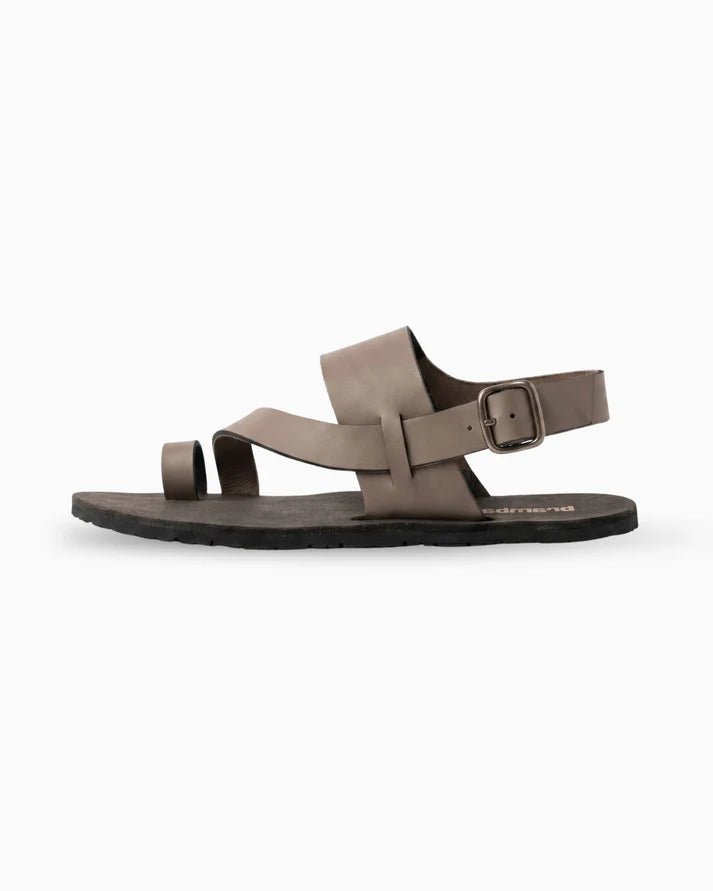 Brambas Goa Chocolate, sandàlia barefoot marró amb corretges ajustables i sola flexible minimalista.