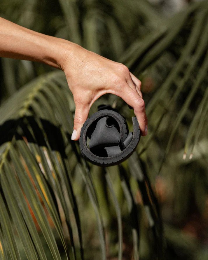 Brambas Goa Noir, sandàlia barefoot negra amb corretges ajustables i sola flexible minimalista.