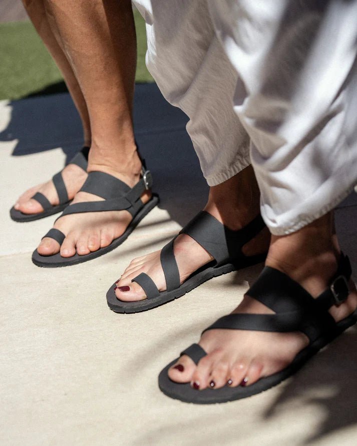 Brambas Goa Noir, sandàlia barefoot negra amb corretges ajustables i sola flexible minimalista.