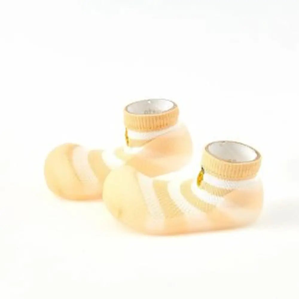 Attipas Frutty grogues per a nadons amb sola flexible, puntera ampla i disseny respectuós.