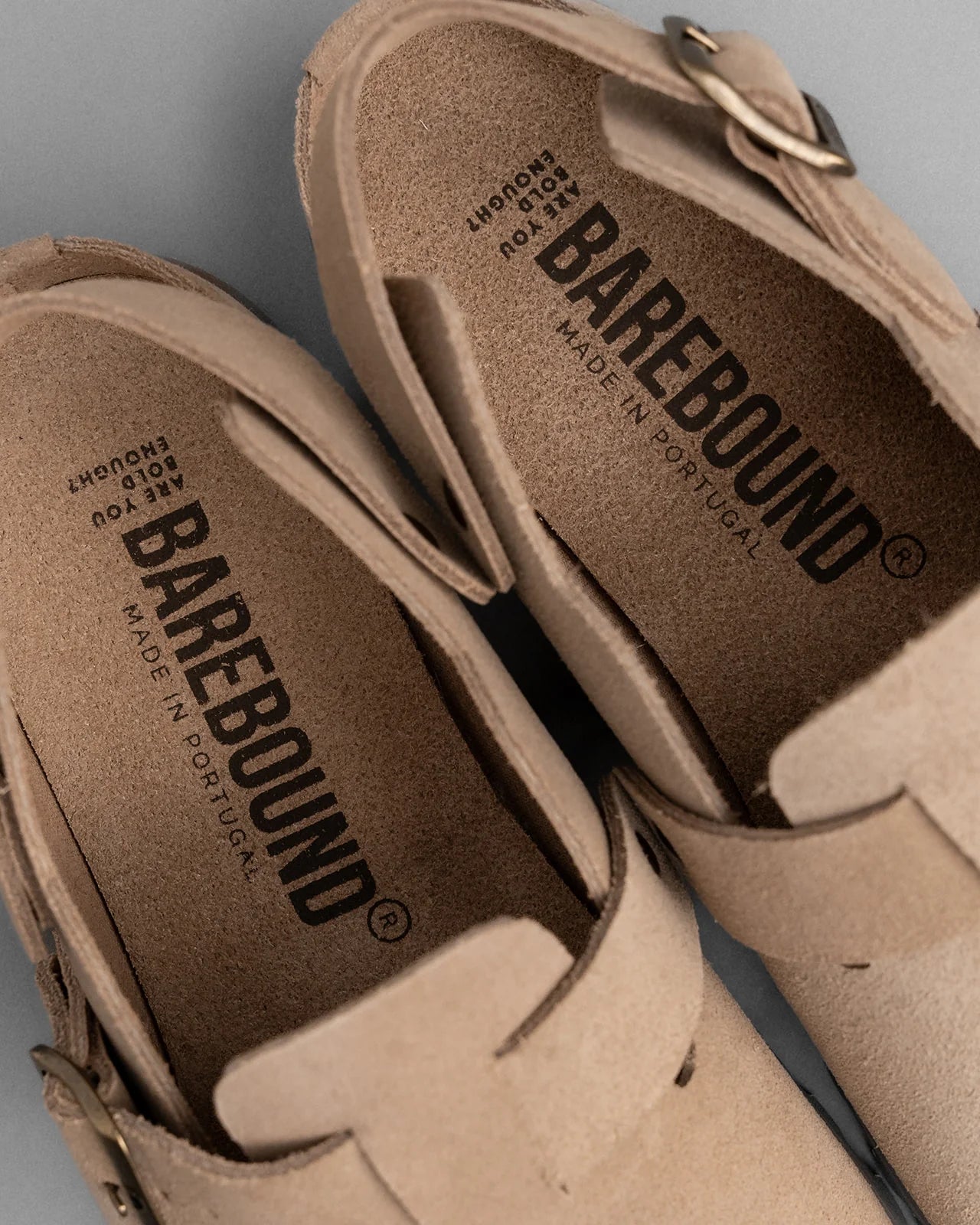 Ikaros Barebound de pell natural amb doble sivella, horma ampla i sola flexible zero drop.