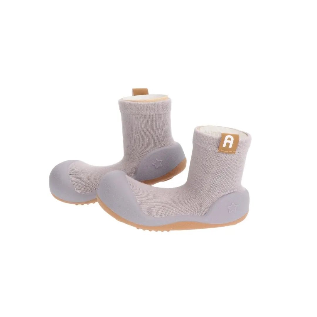 Attipas Label Grey per a nadons amb sola flexible antilliscant, puntera ampla i cotó transpirable per als primers passos.