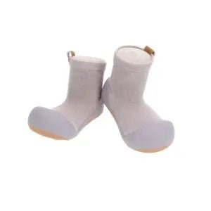 Attipas Label Grey per a nadons amb sola flexible antilliscant, puntera ampla i cotó transpirable per als primers passos.