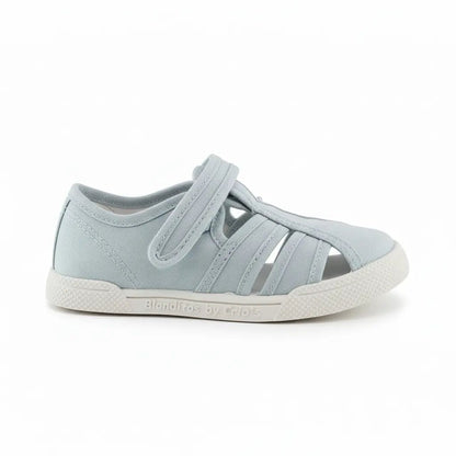 Blanditos Mango blau clar, sandàlia respectuosa infantil amb velcro i disseny obert transpirable.
