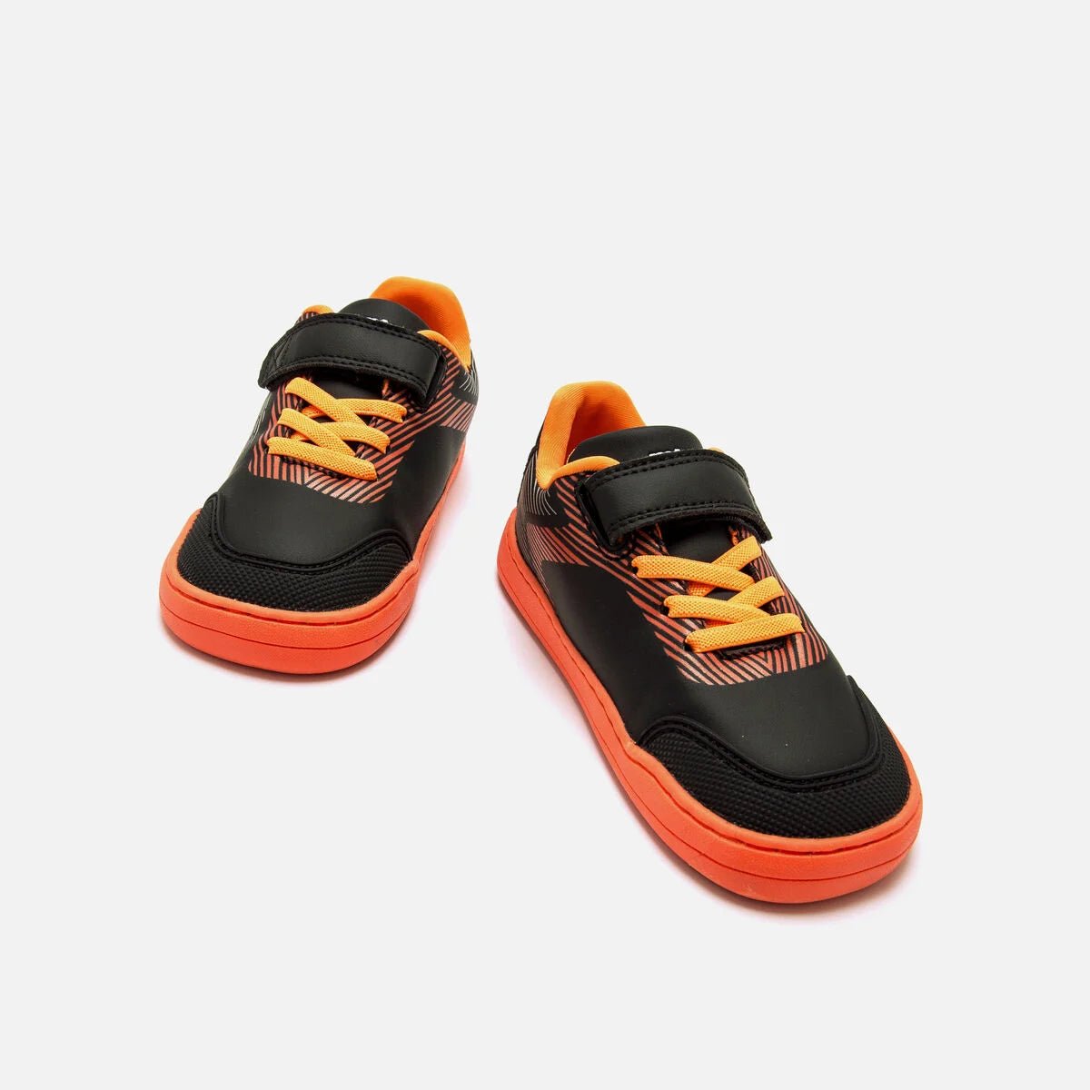 Mustang Free Multideporte infantil negra i taronja amb velcro, puntera reforçada i disseny barefoot esportiu.
