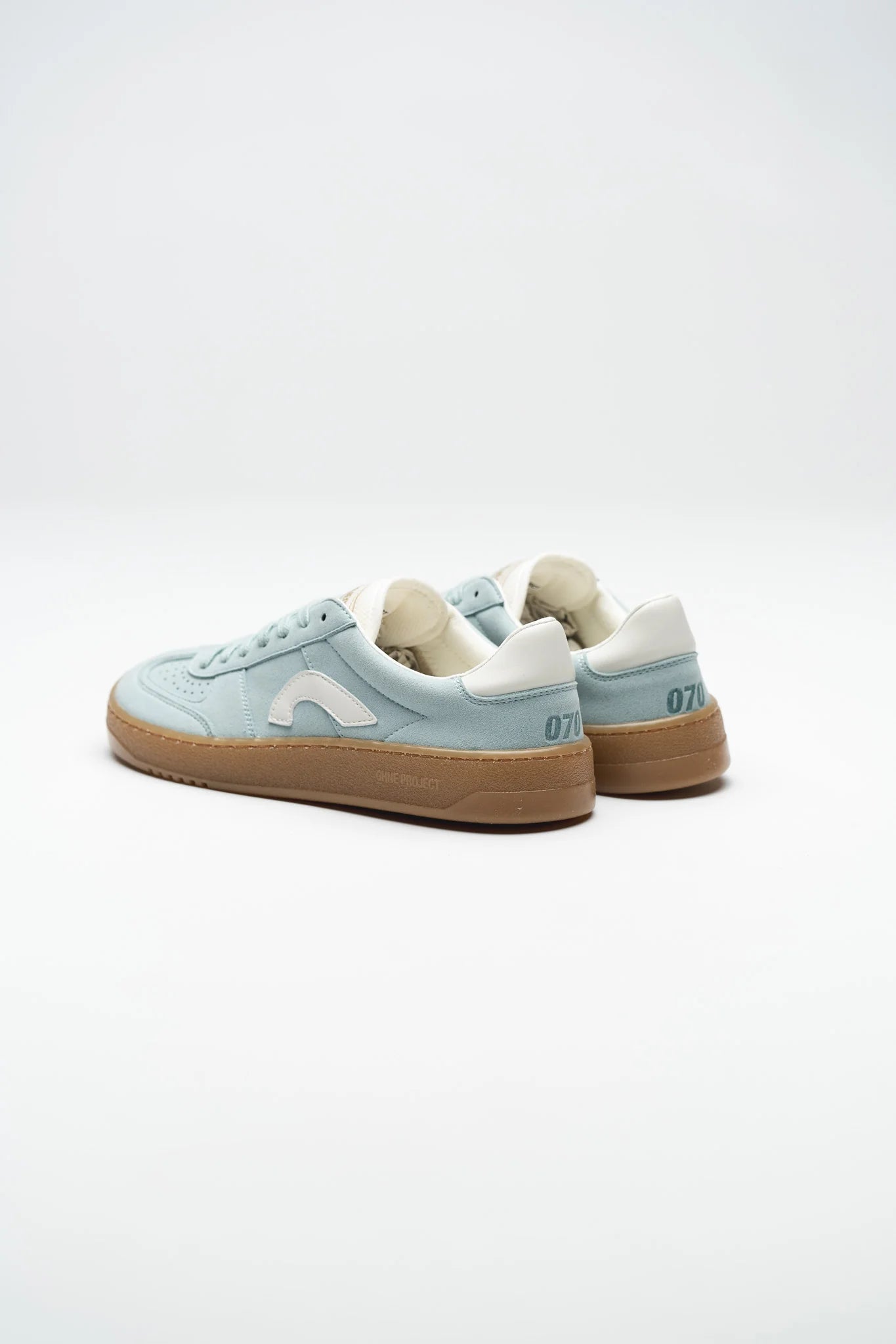 Ohne Project 070 Baby Blue, sneaker barefoot vegana de dona amb puntera ampla i sola flexible.
