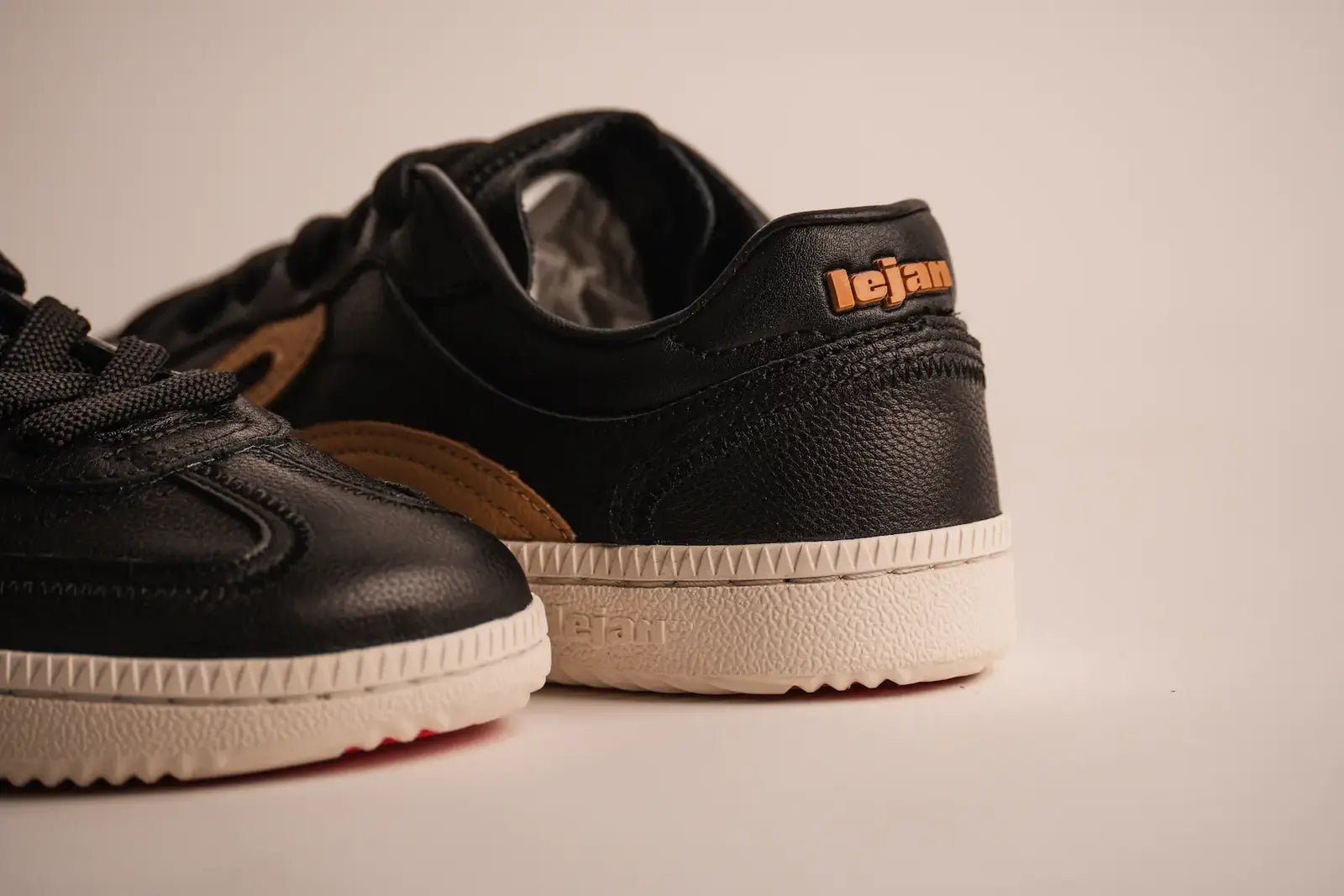 Lejan One Horma Plus Black, sabatilla respectuosa negra amb horma ampla i sola flexible.