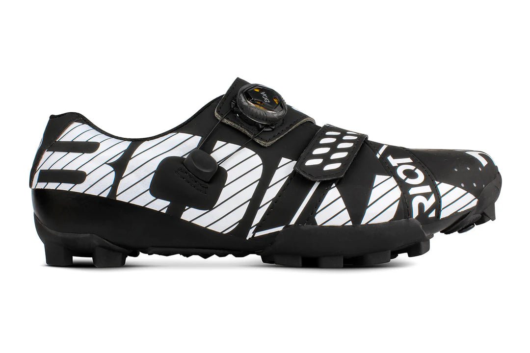 Bont Riot MTB+ BOA negra amb carboni compost, ajust BOA i sola amb tacs per MTB i gravel.