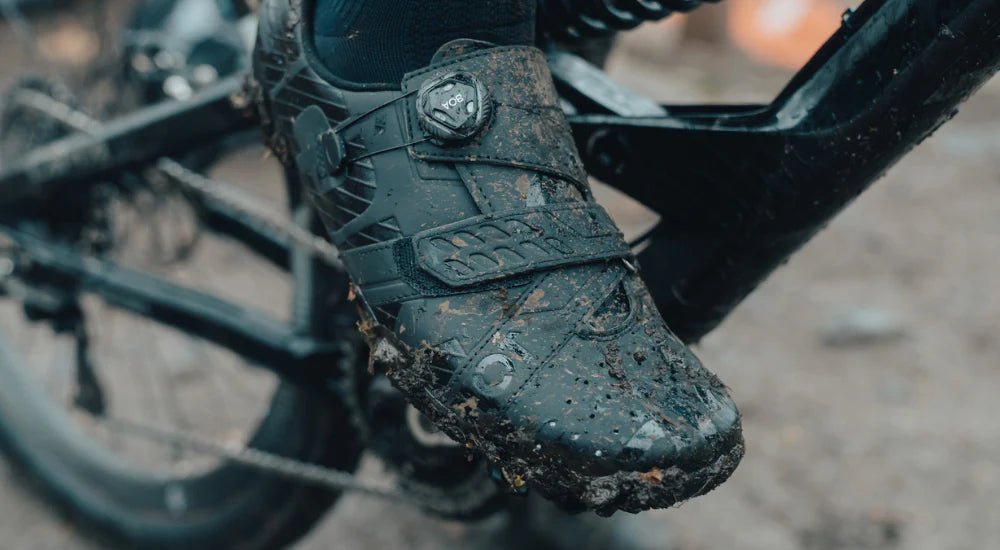 Bont Riot MTB+ BOA negra amb carboni compost, ajust BOA i sola amb tacs per MTB i gravel.