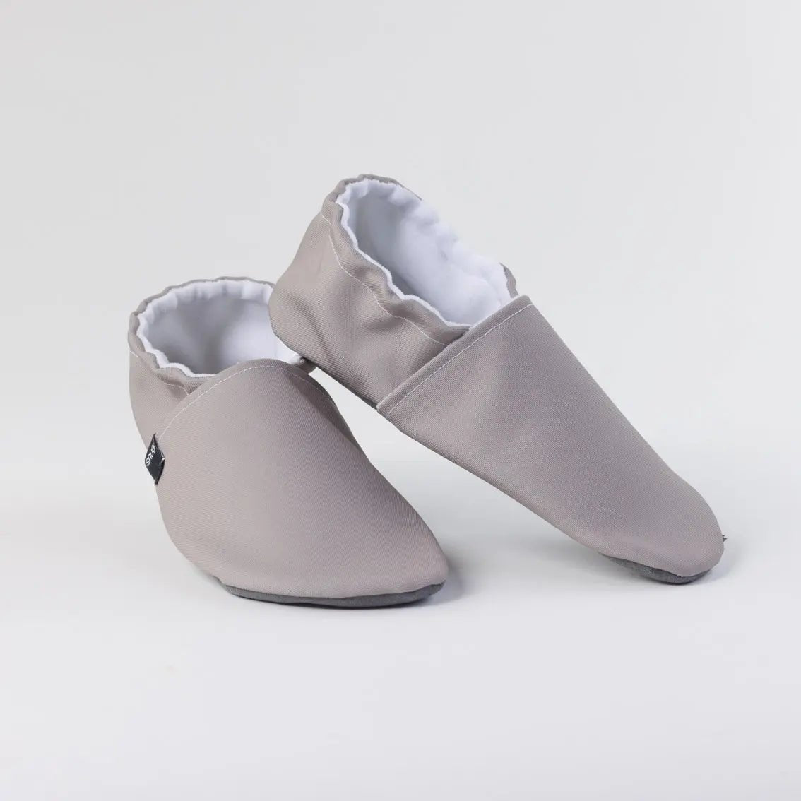 Snugi Slippers Adult, sabatilles barefoot d'interior amb puntera ampla i sola Toughtek flexible.
